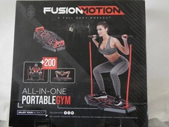 Tragbares Fitnessstudio Fusion Motion mit 8 Zubehörteilen, einschließlich schwer