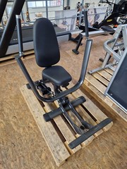 Gym 80 Circular Combo – Machine – Chest Push – Rowing Gym Class Studio Rehab Sports